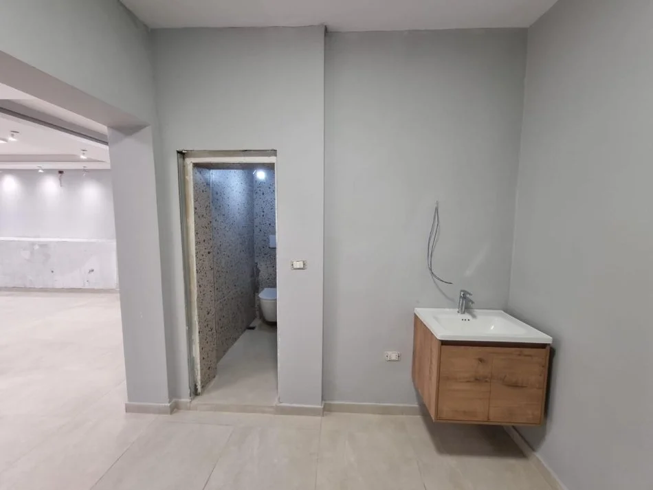 Tirana, negozio in vendita Piano 0, 74 m², 140.000 € (NUVO MERCATO)