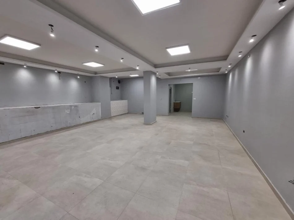 Tirane, shitet dyqan Kati 0, 74 m² 140.000 € (PAZARI I RI)