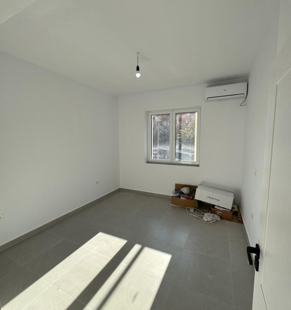 Commercial Space for Rent 72 m² at 100,000 LEKE