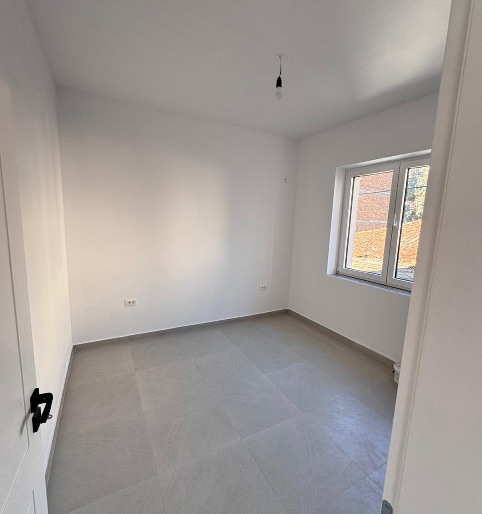 Commercial Space for Rent 72 m² at 100,000 LEKE