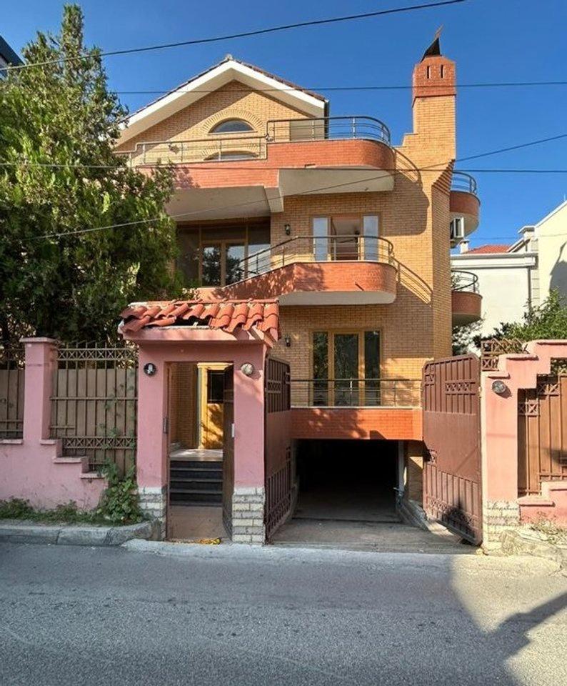 Vile in vendita nel Comune di Parisit