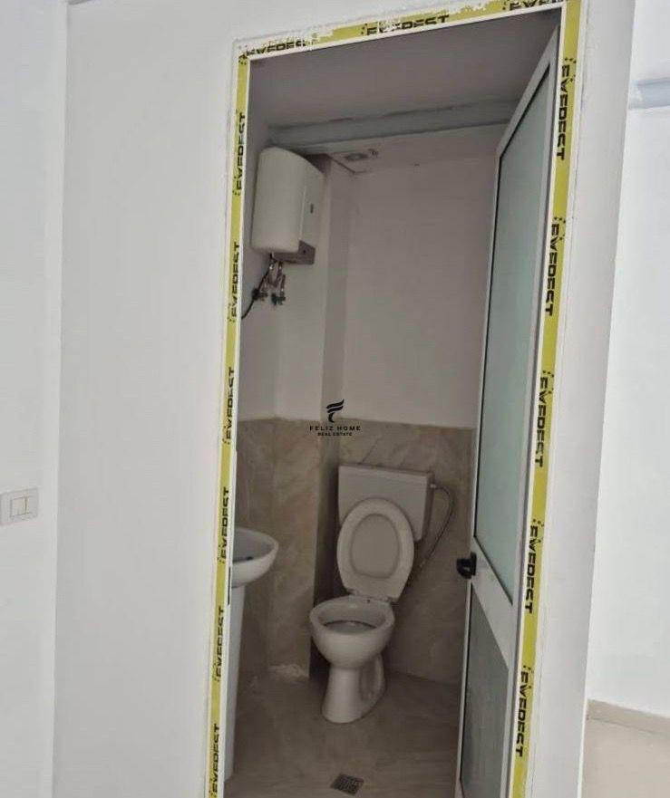 Negozio con piano terra di 50 m2 su Boulevard RI 50.000 LEKE