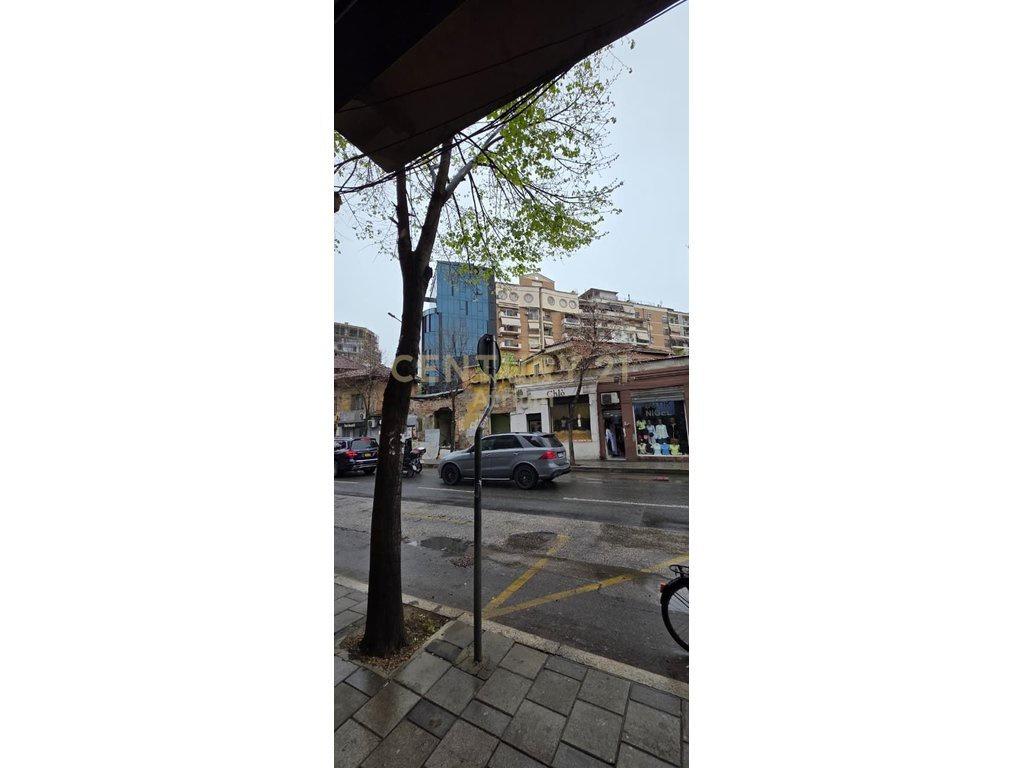 SHITET DYQAN BUZE RRUGE TEK SELVIA!!!