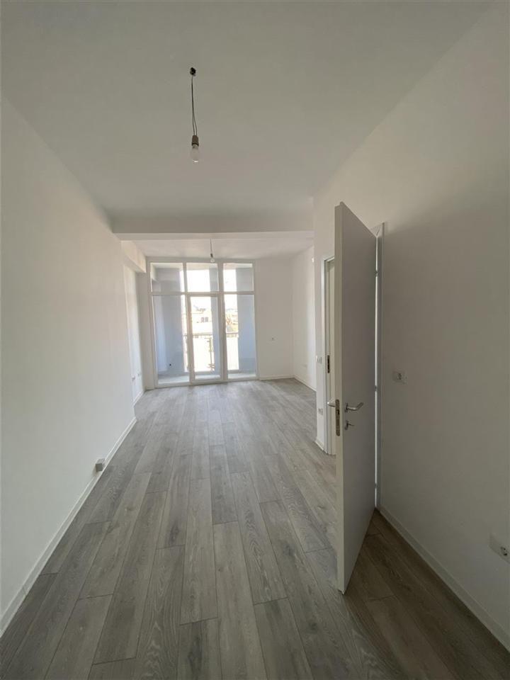 ZYRE ME QERA 70 M2 KOMUNA E PARISIT 700 EURO