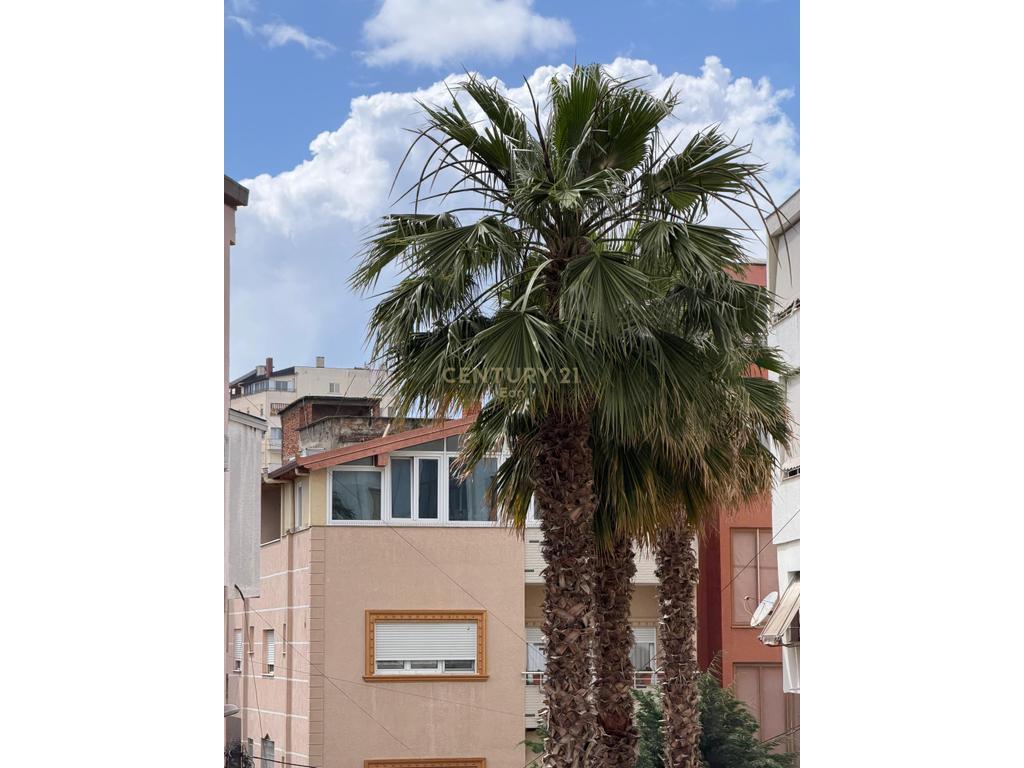 Jepet me qira afatgjate apartament 1+1 me kuzhinë të veçuar,