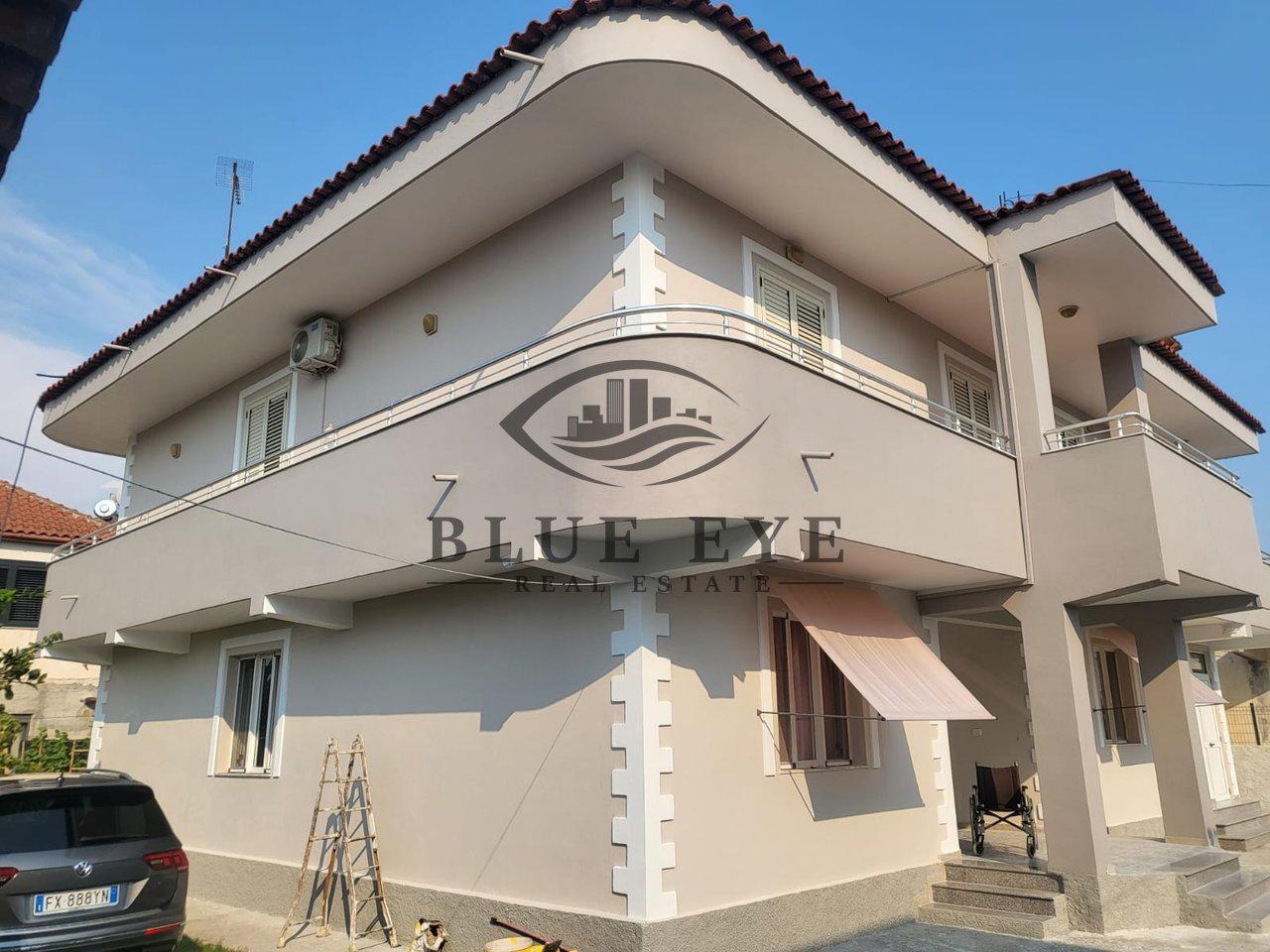 Vilë 2-Katëshe per Vendite in Spiaggia – Vicino al Complesso Kasa