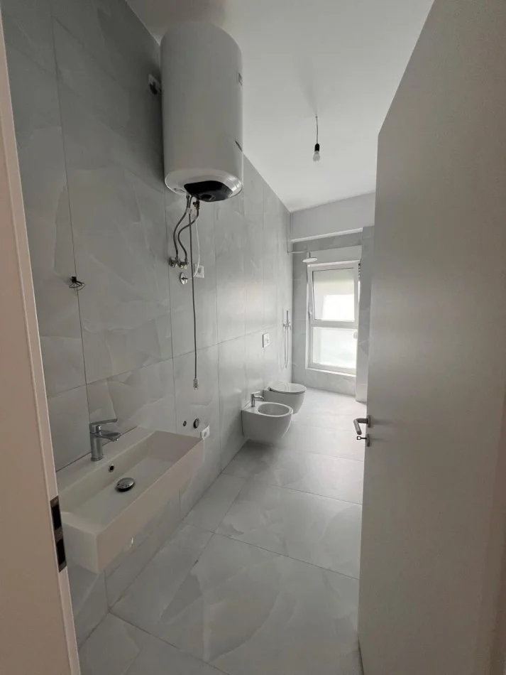 Tirane, vendesi appartamento 1+1 con balcone al quinto piano, 60 m², 102.170 € (ALI DEMI)