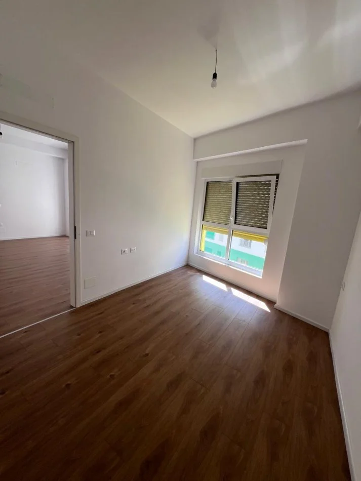 Tirane, vendesi appartamento 1+1 con balcone al quinto piano, 60 m², 102.170 € (ALI DEMI)