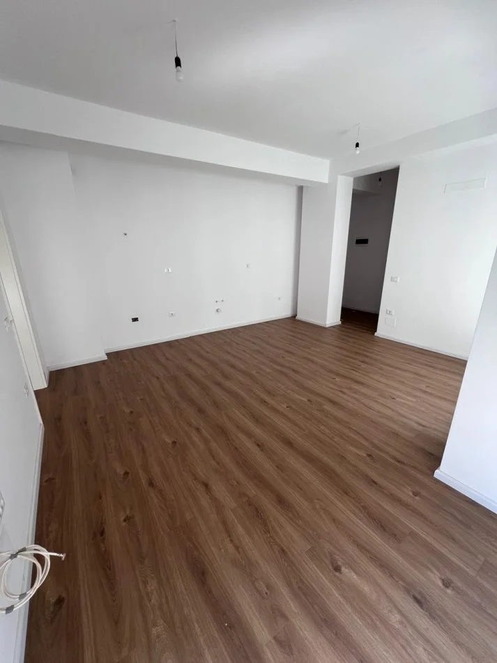 Tirane, vendesi appartamento 1+1 con balcone al quinto piano, 60 m², 102.170 € (ALI DEMI)