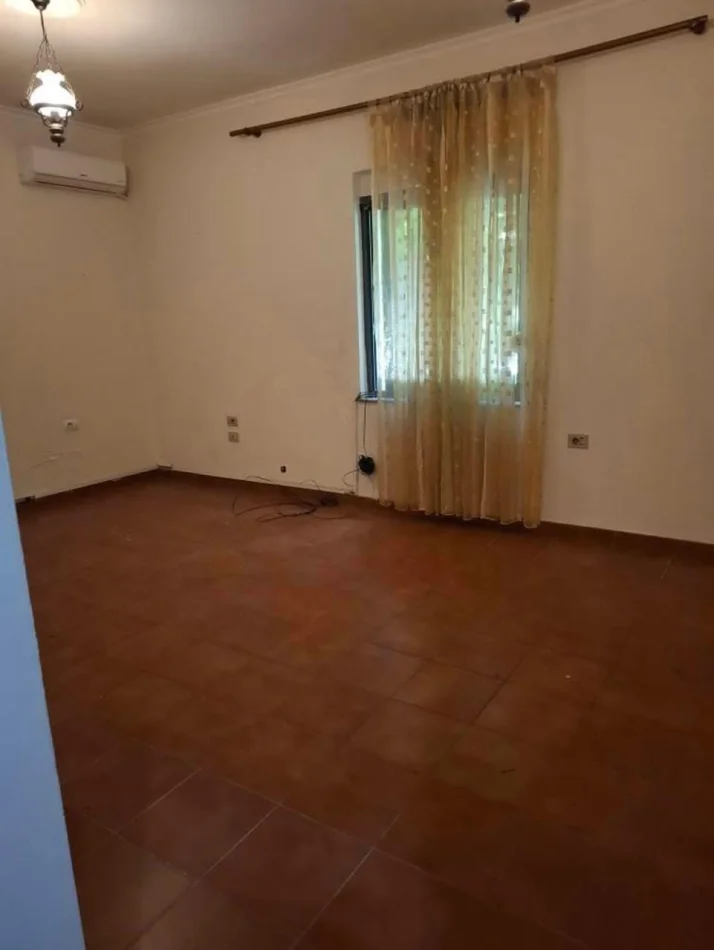Tirane, vendo appartamento 4+1 Piano 2, 116 m² 245.000 € (Square 21)