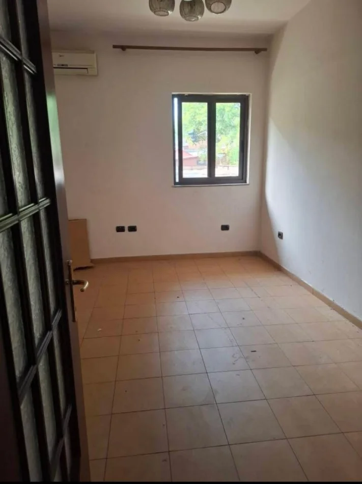 Tirane, vendo appartamento 4+1 Piano 2, 116 m² 245.000 € (Square 21)