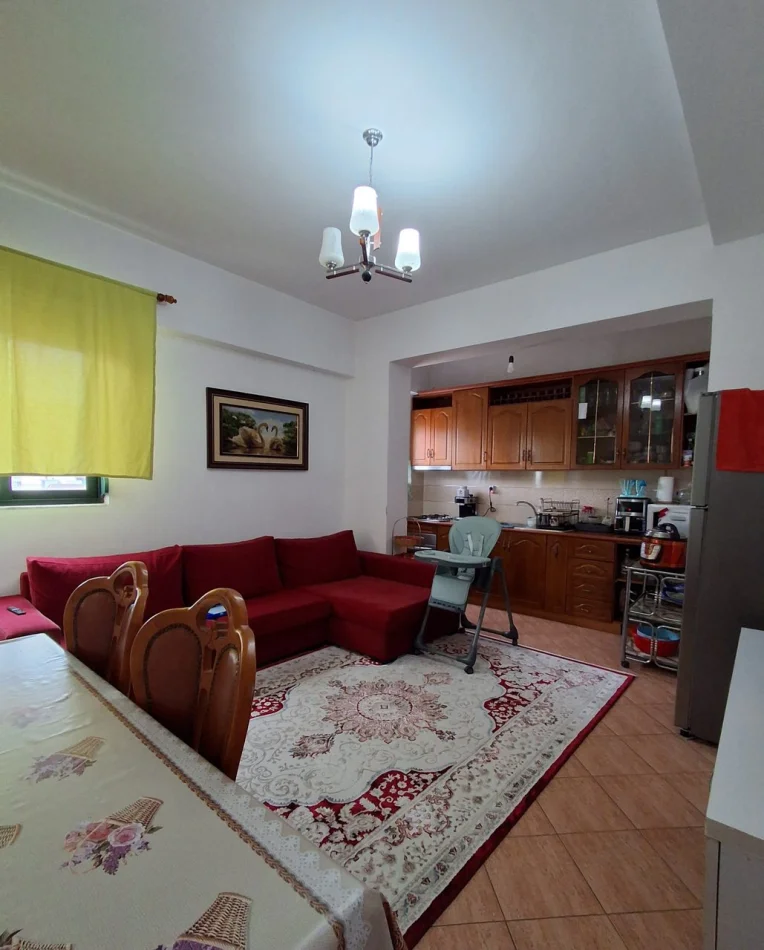 Tirane, vendesi appartamento 2+1 al quinto piano, 85 m², 160.000 € (Via Irfan Tomini)
