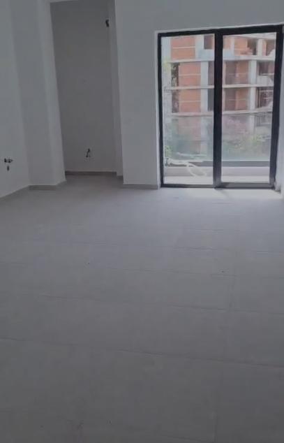 Vetrina con piano terra di 95 m² in vendita a 60.000 LEKE