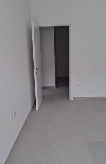 Vetrina con piano terra di 95 m² in vendita a 60.000 LEKE