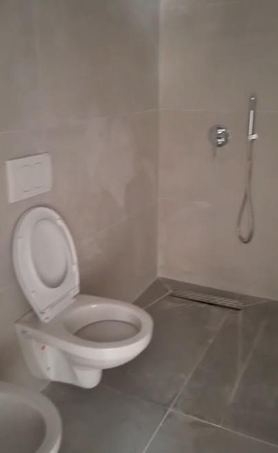 Vetrina con piano terra di 95 m² in vendita a 60.000 LEKE
