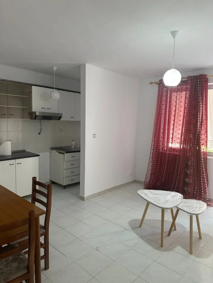 Tirane, jepet me qera 2+1 Kati 2, 100 m² 650 € (VASIL SHANTO)