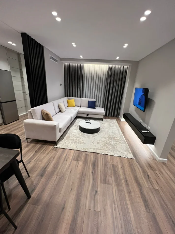 Tirane, jepet me qera apartament 2+1 Kati 7, 84 m² 700 € (ISH FUSHA E AVIACIONIT)