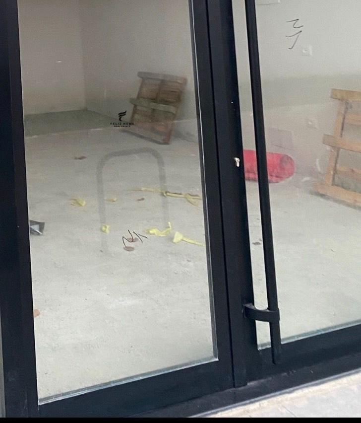 Shop with 40 m2 Floor Space - Brick Building