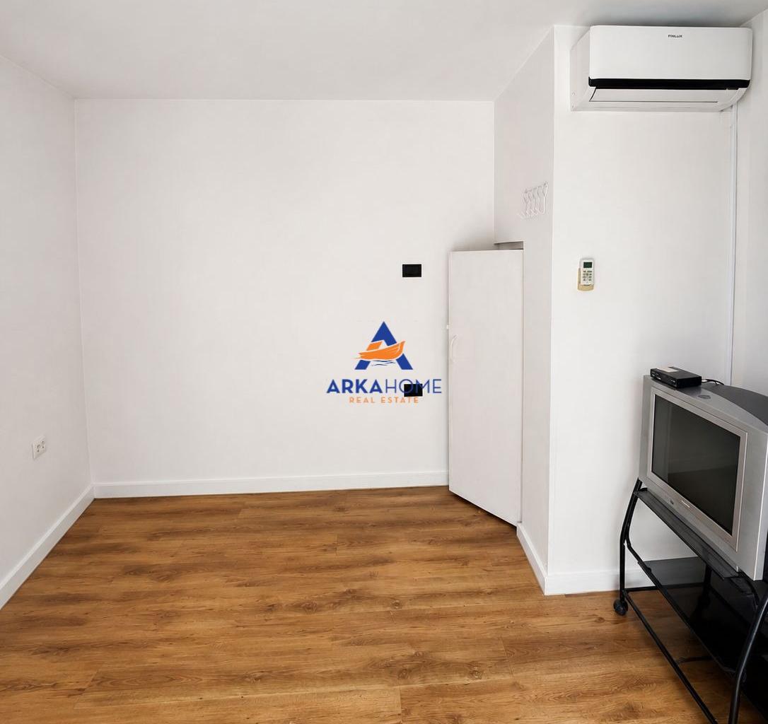 JEPET DYQAN ME QERA 10M2 "PRAPA AMBASADËS AMERIKANE, TIRANË"