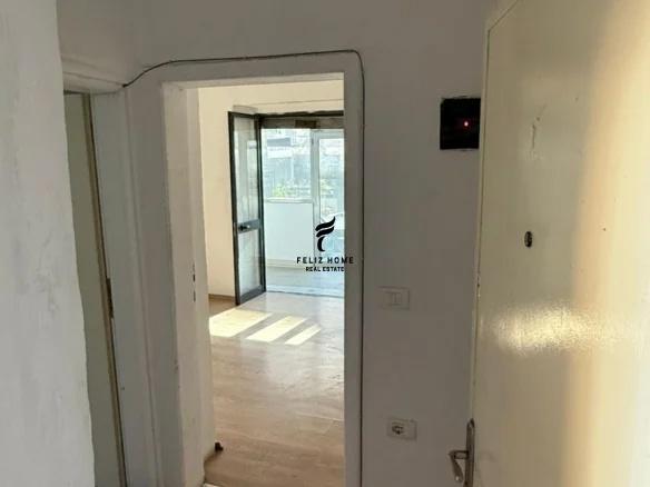 Negozio con vetrina di 30 m² in via Elbasanit 40.000 LEK