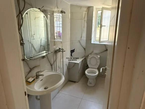 Negozio con vetrina di 30 m² in via Elbasanit 40.000 LEK