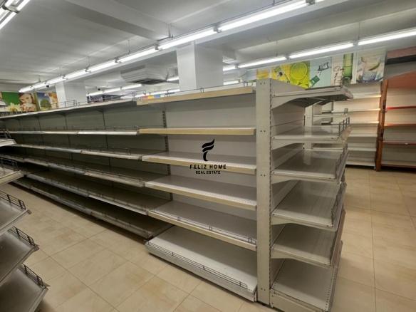 Negozio in affitto di 220 m² in via Frederik Shiroka - 3.300 euro