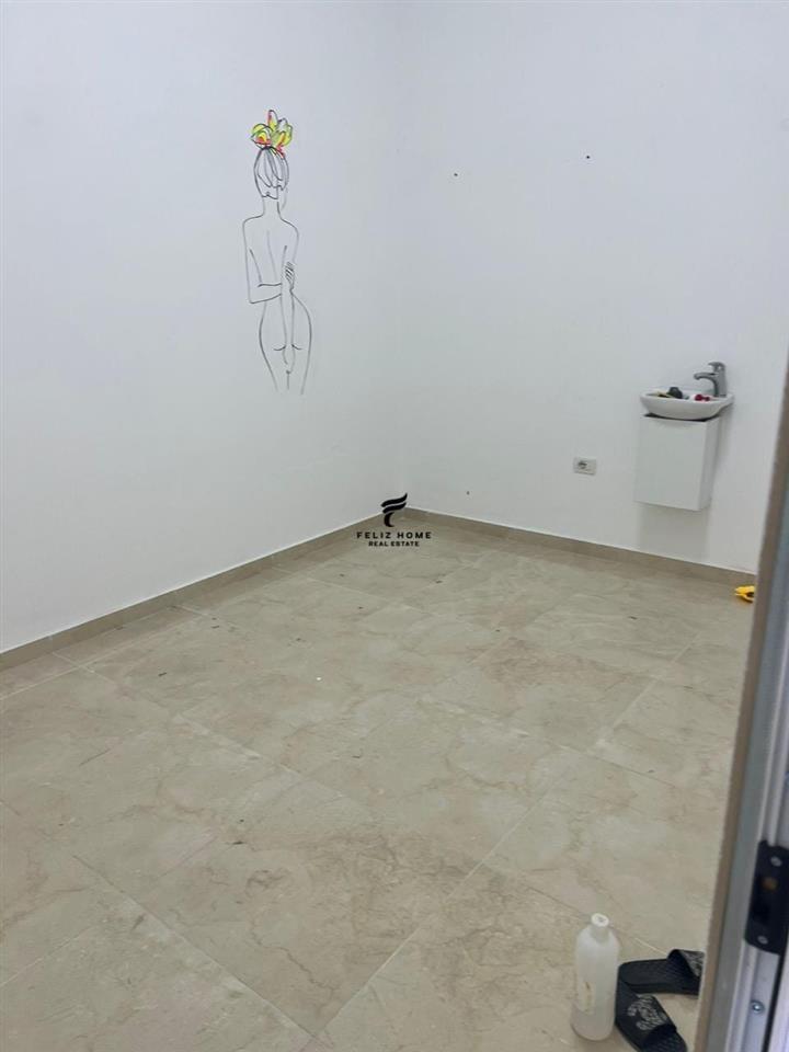 Ambiente commerciale con cortile 100 m² vicino Diellit 2 a 700 euro