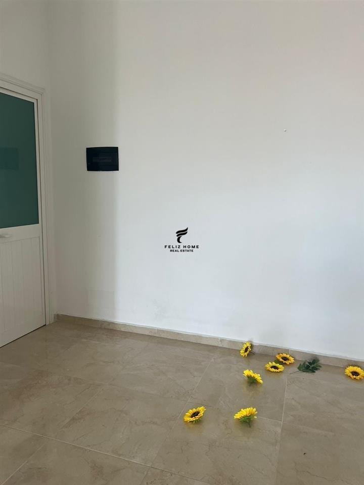 Ambiente commerciale con cortile 100 m² vicino Diellit 2 a 700 euro