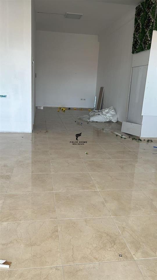 Ambiente commerciale con cortile 100 m² vicino Diellit 2 a 700 euro