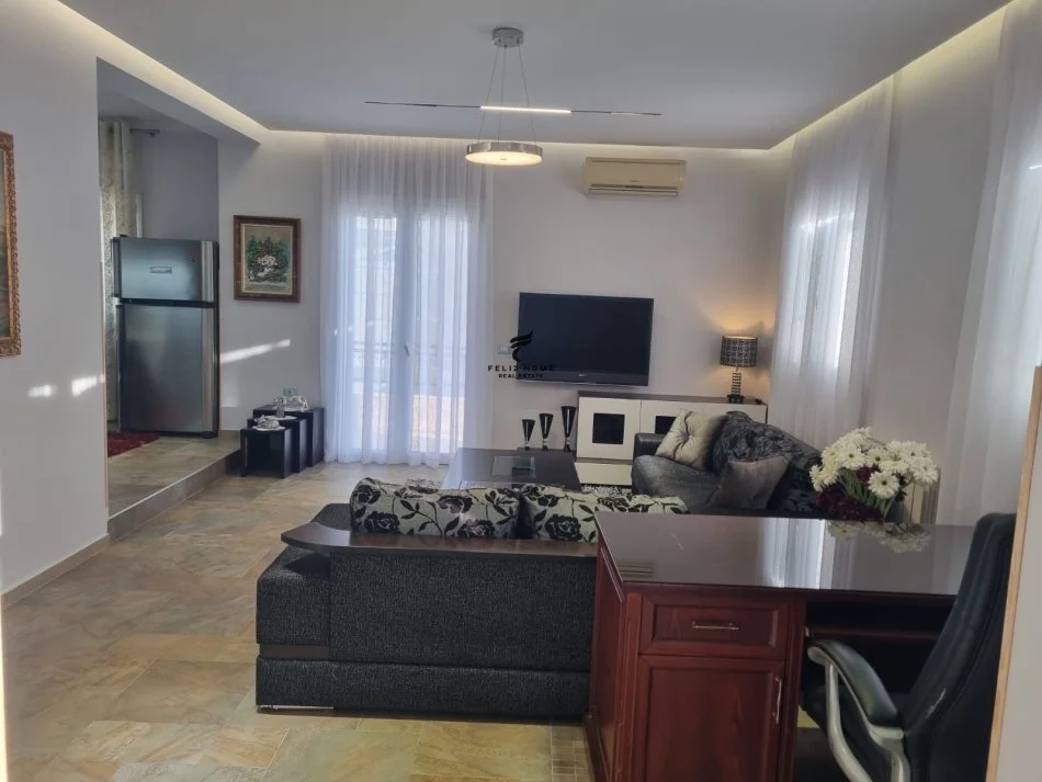 Tirane, affitto appartamento 1+1 al terzo piano, 100 m², 600 € (SAUK)