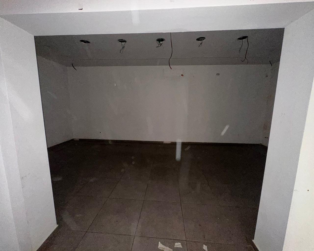 Negozio con piano terra di 306 m2 in blocco, 800.000 LEKE