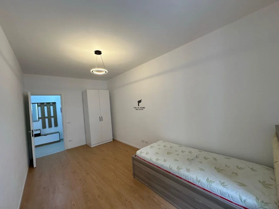 Tirane, affitto appartamento 2+1 Piano 4, 96 m² 500 € (UNIVERS CITY)