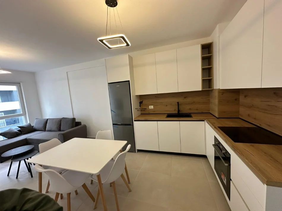 Tirane, affitto appartamento 2+1 Piano 4, 96 m² 500 € (UNIVERS CITY)