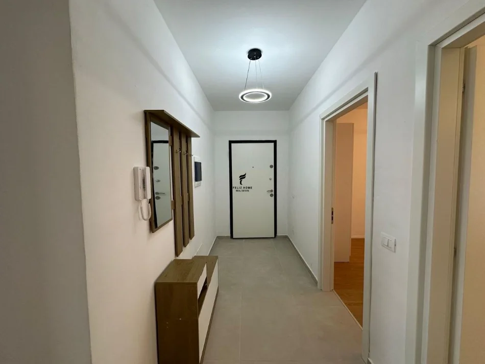 Tirane, affitto appartamento 2+1 Piano 4, 96 m² 500 € (UNIVERS CITY)