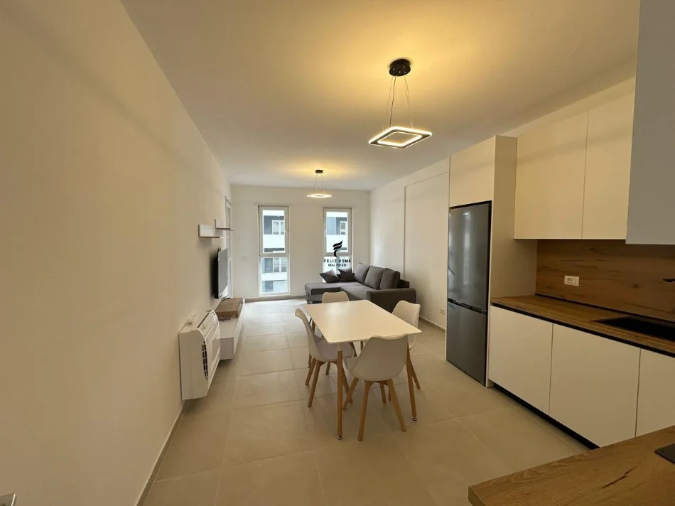 Tirane, affitto appartamento 2+1 Piano 4, 96 m² 500 € (UNIVERS CITY)