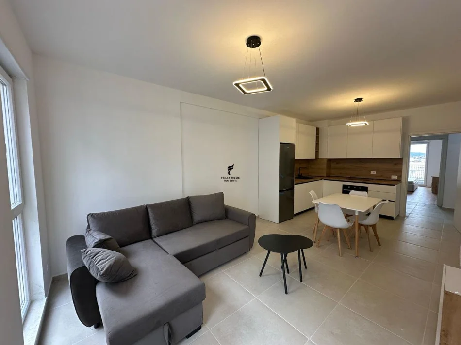 Tirane, jepet me qera apartament 2+1 Kati 4, 96 m² 500 € (UNIVERS CITY)