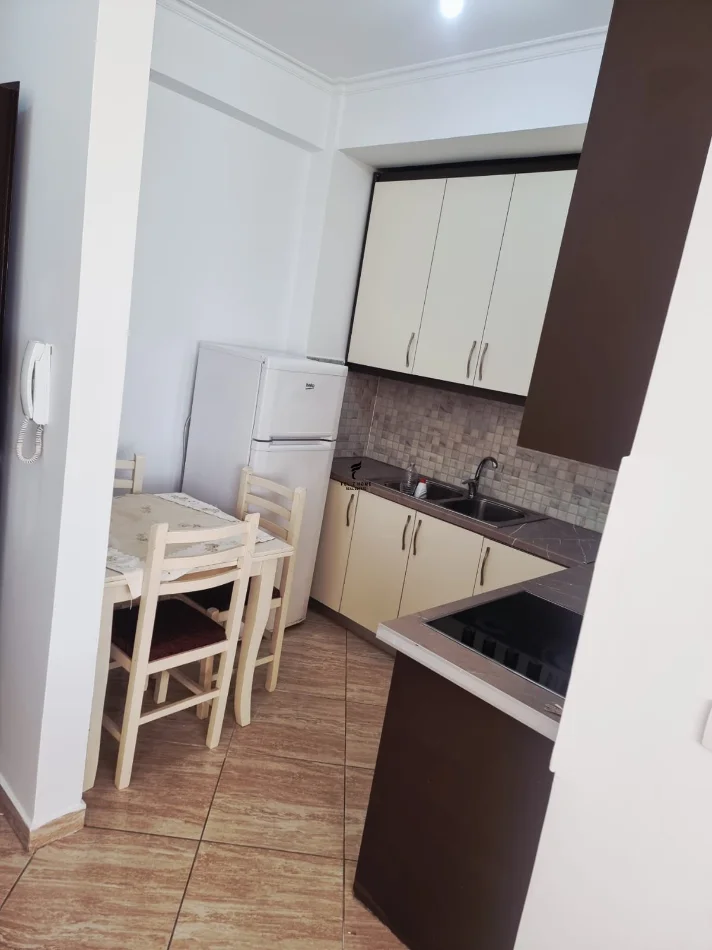 Tirane, affitto appartamento 2+1 Piano 7, 100 m² 500 € (PALAZZO CON ASCENSORE)