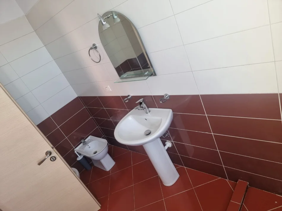 Tirane, affitto appartamento 2+1 Piano 7, 100 m² 500 € (PALAZZO CON ASCENSORE)