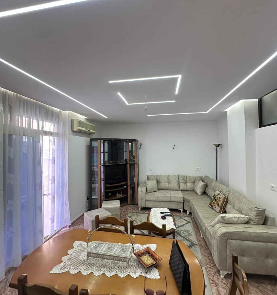 Apartamenti disponon 2 dhoma gjumi, 2 tualete, 1 ambjent nde