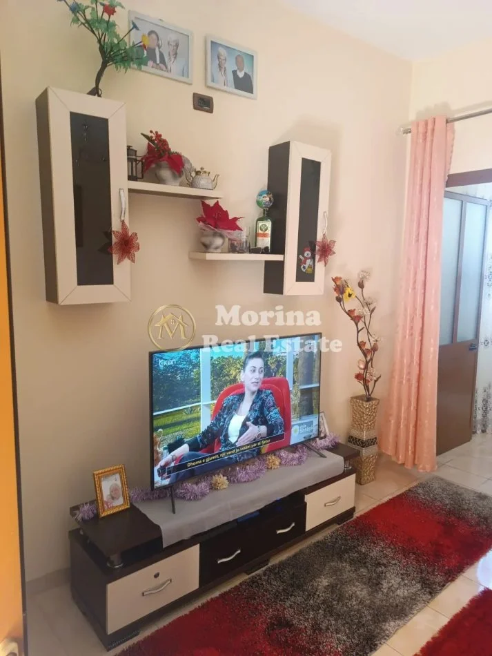 Tirane, vendesi Villa privata a 3 piani, 200 m², 170.000 € (Prezzo ridotto)