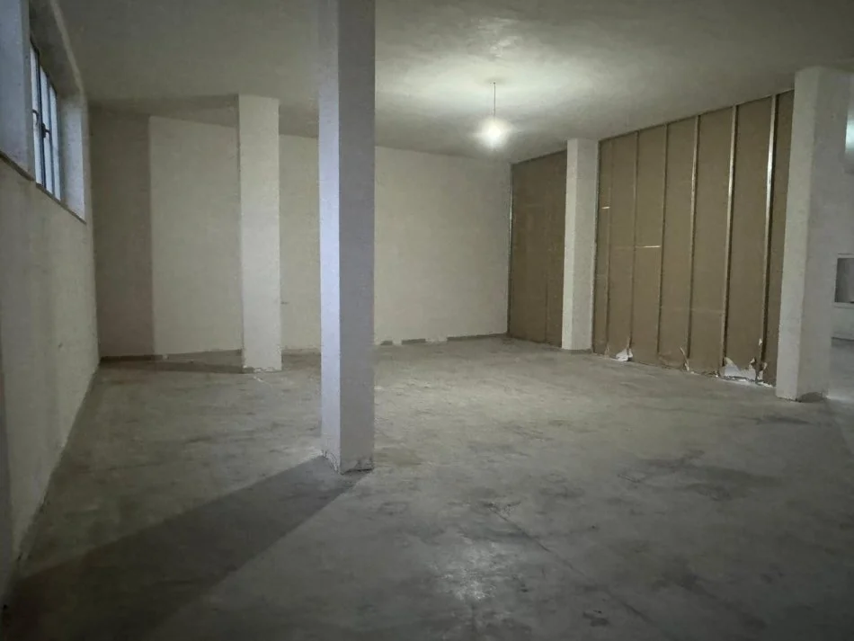 Tirane, vendita magazzino al piano terra, 375 m², 290.000 € (KASHAR)