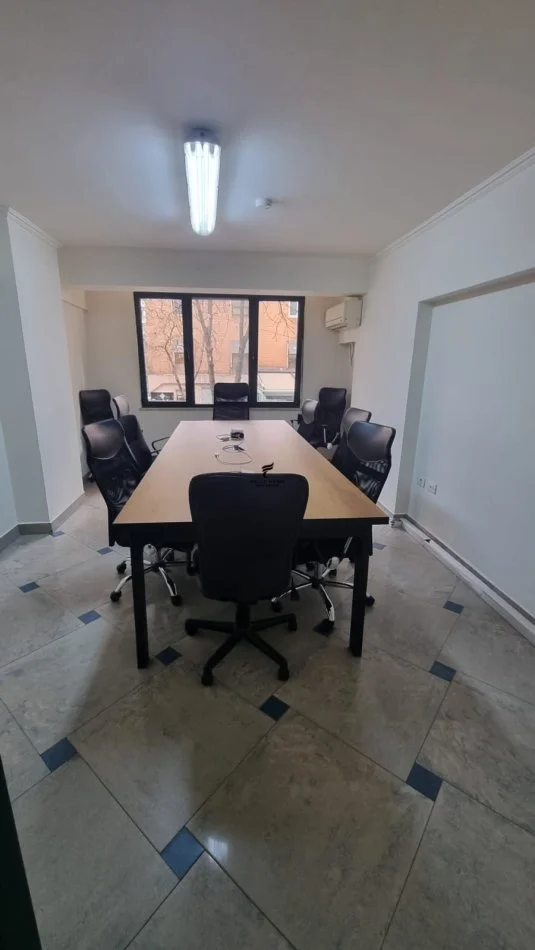 Tirane, ufficio in vendita al primo piano, 350 m², 15.000.000 € (SAMI FRASHERI)