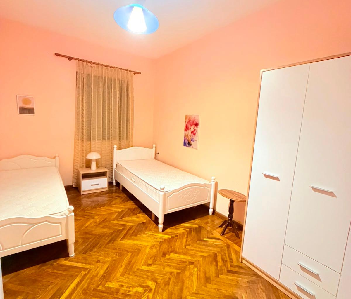 JEPET ME QERA APARTAMENT 2+1 PRANE STACIONIT TE TRENIT, DURR