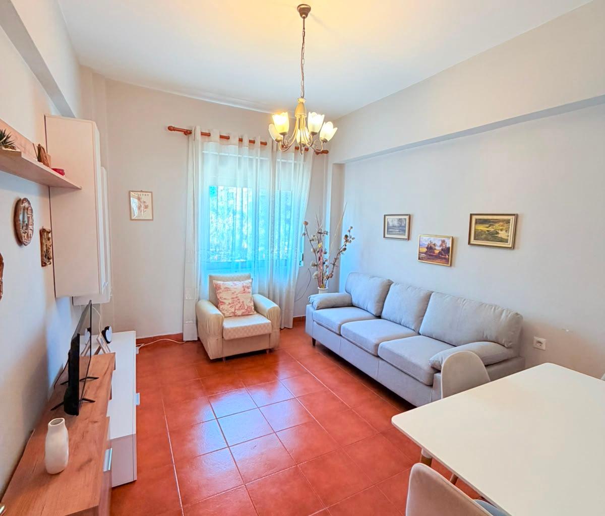 JEPET ME QERA APARTAMENT 2+1 PRANE STACIONIT TE TRENIT, DURR