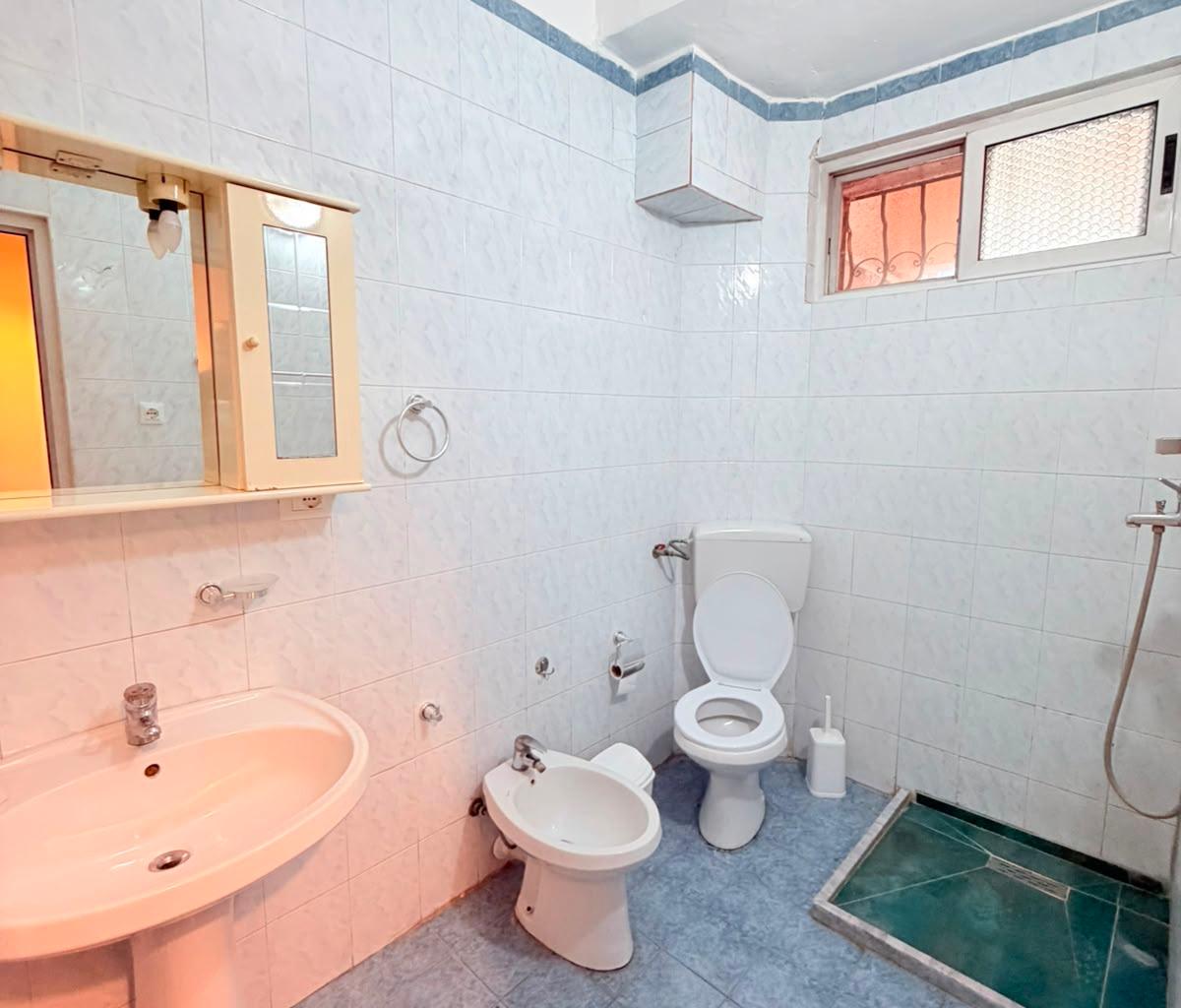 JEPET ME QERA APARTAMENT 2+1 PRANE STACIONIT TE TRENIT, DURR