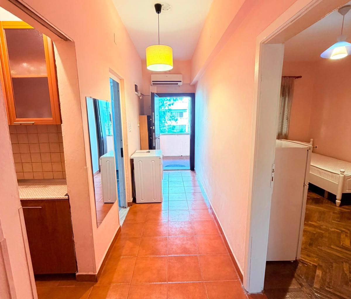 JEPET ME QERA APARTAMENT 2+1 PRANE STACIONIT TE TRENIT, DURR