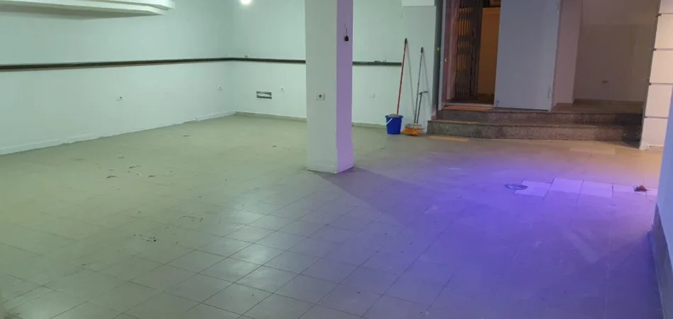 Tirane, jepet me qera dyqan Kati -1, 171 m² 750 € (VASIL SHANTO)