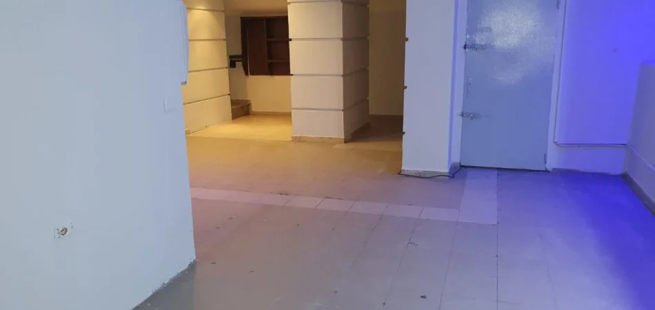 Tirane, affitto negozio al piano -1, 171 m² 750 € (VASIL SHANTO)