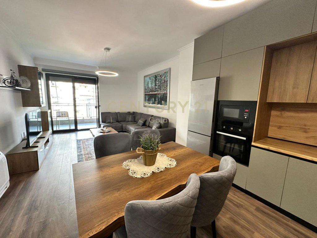 JEPET ME QIRA APARTAMENT MODERN 2+1+2 + POST PARKIMI TEK PAZ