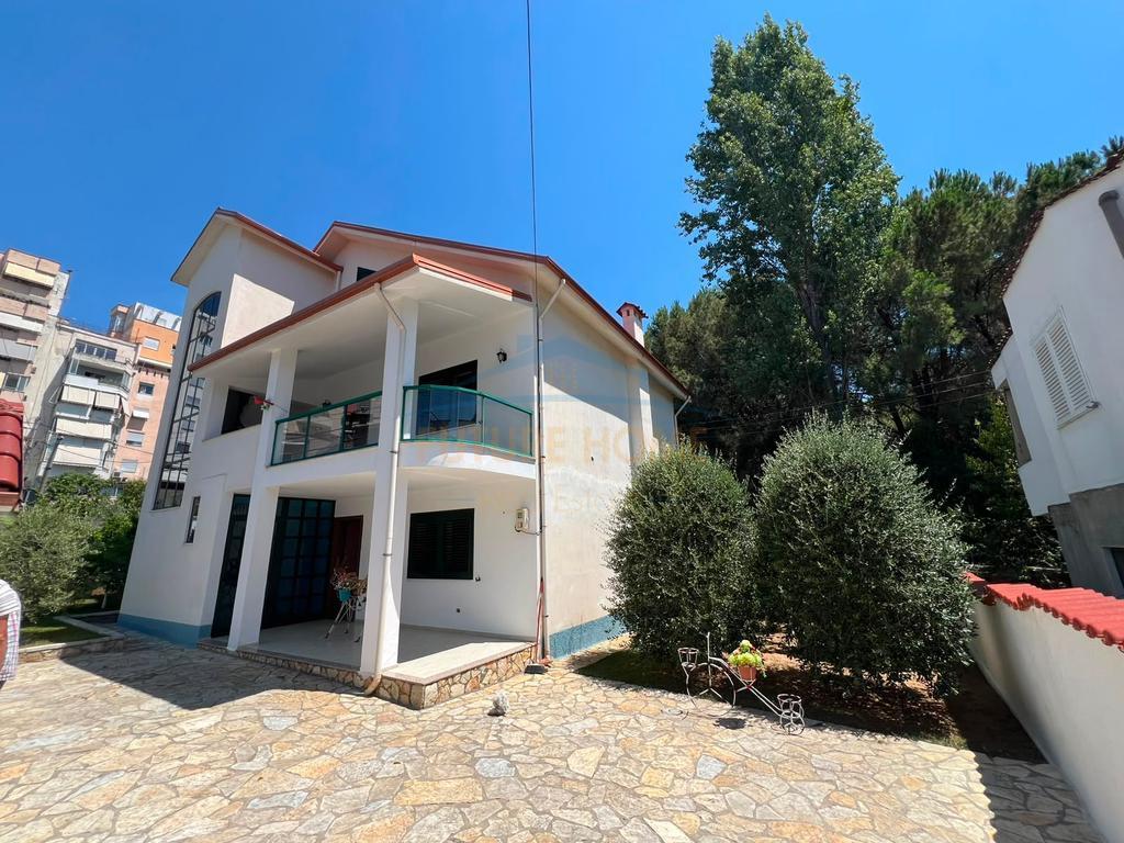 0695264472 Shitet, Shtepi 3-kateshe, Rruga Shefqet Kuka